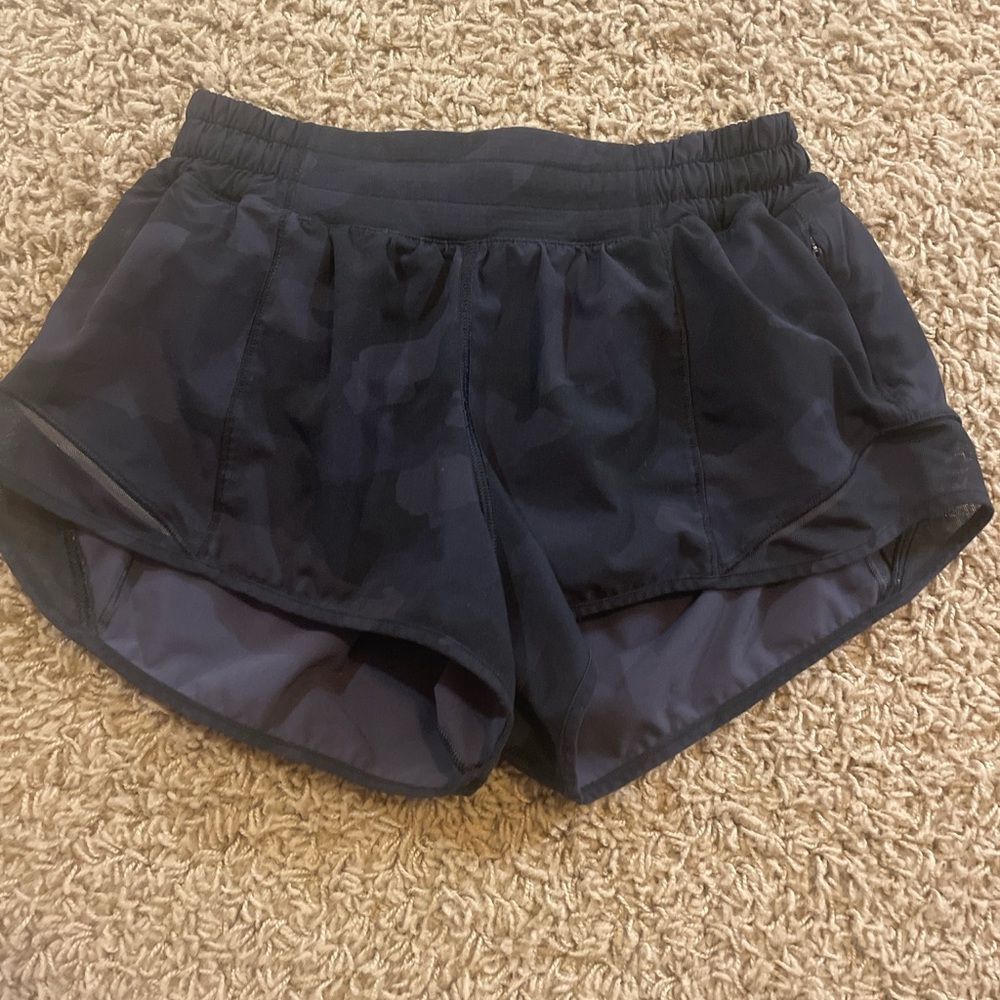 Lululemon Black Camo Hotty Hot Shorts Low Rise Size 4, 2.5